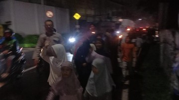 Ratusan Warga Ciputat Turun ke Jalan Gelar Pawai Obor, Polisi Mengawal