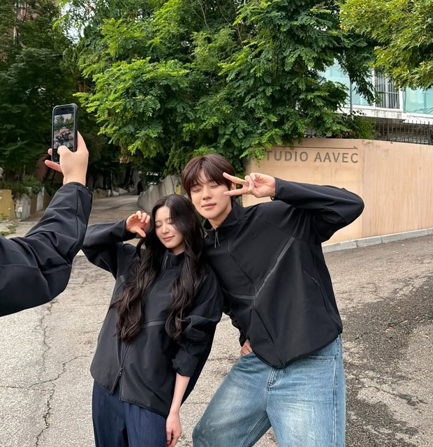 Potret Kim Min Joo dan Moon Sang Min/ Foto: instagram.com/_sangmxn_ Moon Sang Min membagikan momen kebersamaannya dengan Kim Min Ju untuk pertama kalinya di lokasi syuting drama 'Beauty in The Beast' pada (14/6).