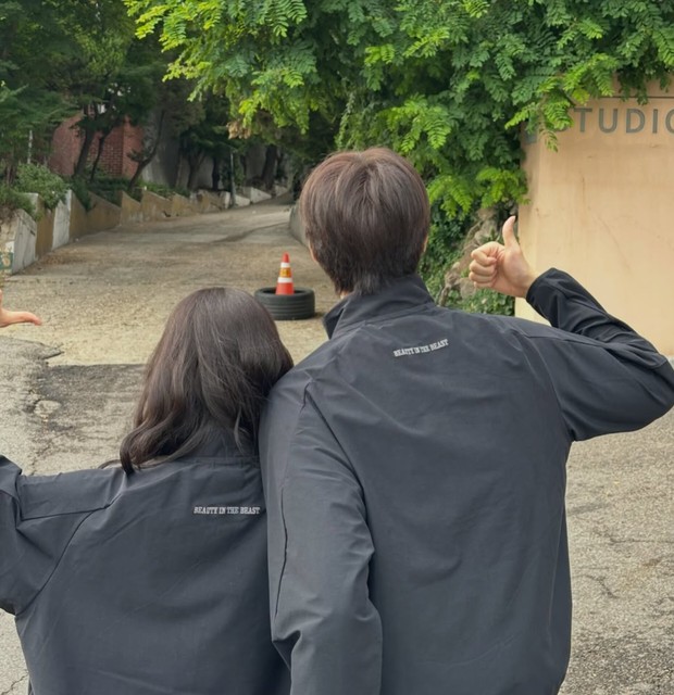 Potret Kim Min Ju dan Moon Sang Min/ Foto: instagram.com/_sangmxn_ Potret Kim Min Ju dan Moon Sang Min dalam lokasi syuting drama 'Beauty in The Beast'.