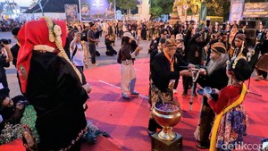 Kirab Pusaka Grebeg Suro di Ponorogo Diserbu Ratusan Ribu Warga