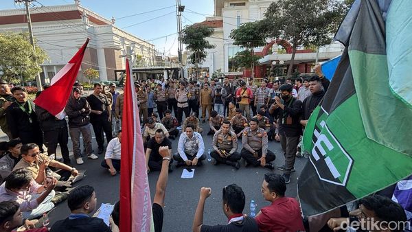 Demo Mahasiswa di DPRD Kota Surabaya