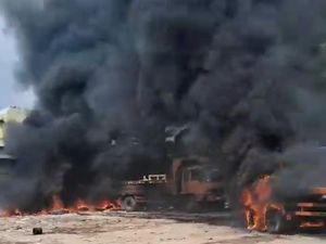 Truk Terbakar di Kalideres, Asap Hitam Membubung