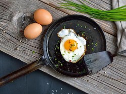 Sering Gagal Bikin Telur Ceplok? Coba Trik Mudah dari Chef Ini