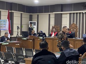 Penampilan Eks Bupati Pati Sudewo di Sidang Perdana Kasus Jual Beli Jabatan