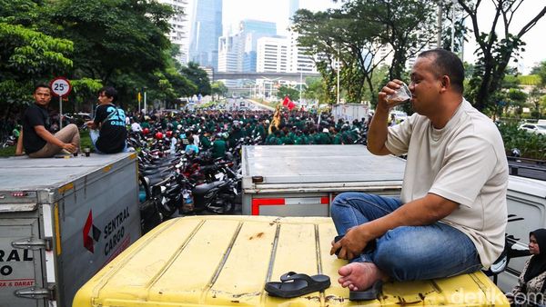 Terdampak Aksi Mahasiswa, Sopir Mobil Box Rehat di Tengah Penutupan Jalan Sudirman