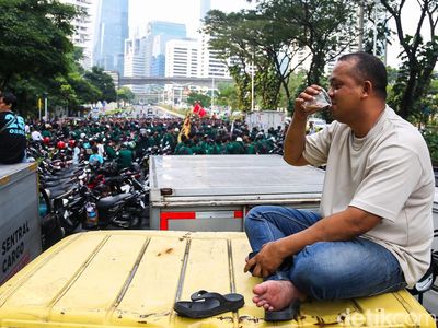 Terdampak Aksi Mahasiswa, Sopir Mobil Box Rehat di Tengah Penutupan Jalan Sudirman