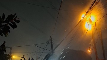 Tiang Listrik di Cipayung Depok Terbakar, Diduga Akibat Korsleting