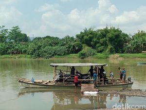 Jembatan Serayu Banyumas Ditutup, Perahu Penyeberangan Jadi Andalan