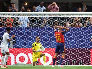 Ketangguhan Kiper 40 Tahun Bikin Pemain Spanyol Frustasi
