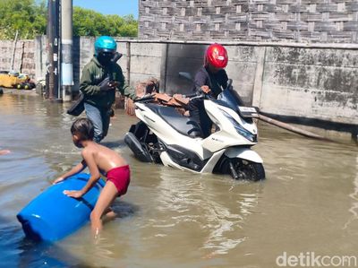 Banjir Rob Merendam Kawasan Pesisir Sidoarjo