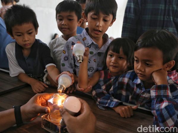 Belajar Sains Lewat Eksperimen Interaktif di STEAMTech TIM