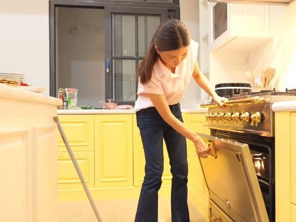 Intip Dapur Sarwendah, Minimalis tapi Punya Kompor Seharga Rp1 Miliar!