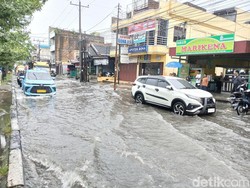 Hujan Deras, Ruas Jalan Menuju Simpang Pos Medan Banjir