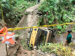 Jembatan di OKU Selatan Ambruk Saat Dilintasi Truk, Akses Warga Putus
