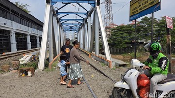 Viral Ojol Bawa Penumpang Lewat Jembatan Rel di Petamburan, Ini Kata Warga