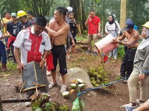 Tradisi Menyandau di Bukit Balang, Syahdu Menanti Durian Jatuh