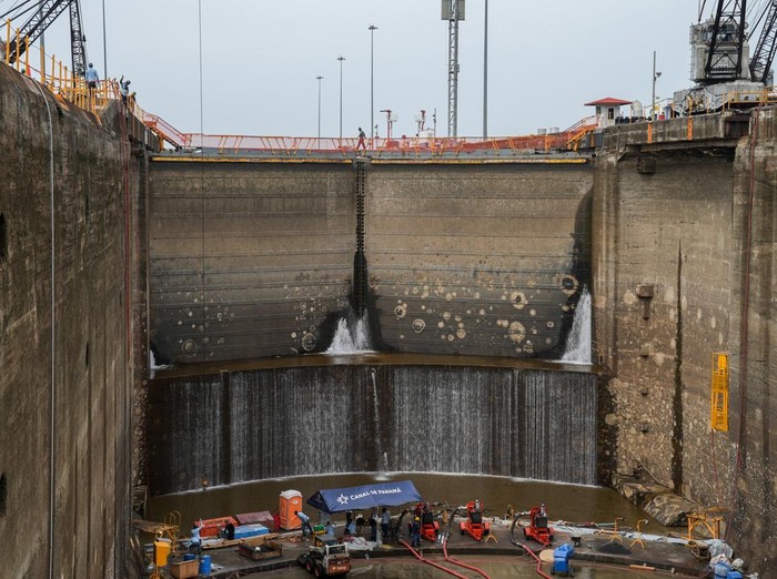 Melihat Perbaikan Infrastruktur Terusan Panama Workers of the Panama Canal Authority carry out maintenance work inside the locks' tunnels during a media visit as the Gatun Locks undergo maintenance at the Panama Canal, in Colon, Panama, June 15, 2026. REUTERS/Enea Lebrun TPX IMAGES OF THE DAY