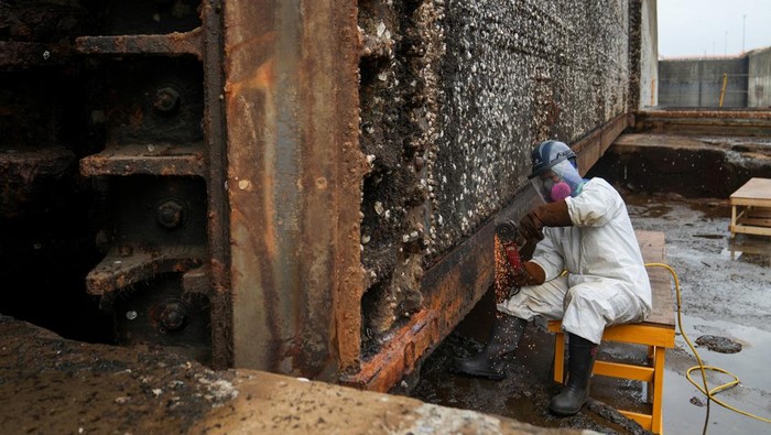 Melihat Perbaikan Infrastruktur Terusan Panama Workers of the Panama Canal Authority carry out maintenance work inside the locks' tunnels during a media visit as the Gatun Locks undergo maintenance at the Panama Canal, in Colon, Panama, June 15, 2026. REUTERS/Enea Lebrun TPX IMAGES OF THE DAY
