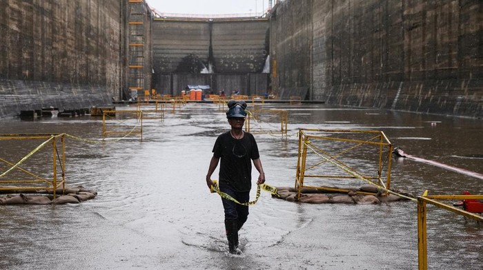Workers of the Panama Canal Authority carry out maintenance work inside the locks' tunnels during a media visit as the Gatun Locks undergo maintenance at the Panama Canal, in Colon, Panama, June 15, 2026. REUTERS/Enea Lebrun     TPX IMAGES OF THE DAY
