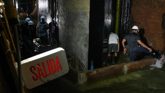 Melihat Perbaikan Infrastruktur Terusan Panama Workers of the Panama Canal Authority carry out maintenance work inside the locks' tunnels during a media visit as the Gatun Locks undergo maintenance at the Panama Canal, in Colon, Panama, June 15, 2026. REUTERS/Enea Lebrun TPX IMAGES OF THE DAY
