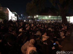 Warga Tumpah Ruah Menanti Mubeng Beteng Keraton Jogja