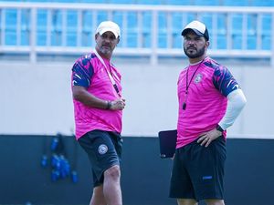 Arema FC Pertahankan Marcos Santos dan Andre Caldas untuk Musim Depan