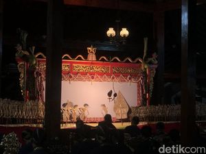 Khidmatnya Pentas Wayang Kulit Gedhog Sebelum Mubeng Benteng di Keraton Jogja