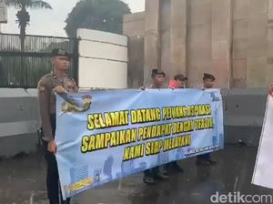 Momen Polisi Kawal Demonstrasi di Gedung DPR di Tengah Hujan