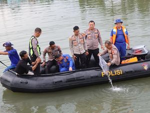 Ribuan Benih Ikan Nila Ditebar di Kolam Retensi Kampung Iklim Bangka Barat