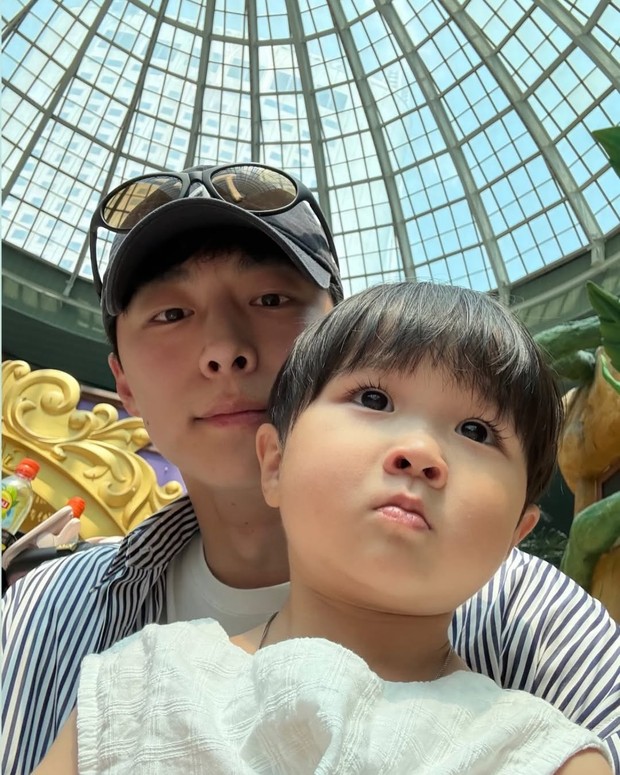 Bae In Hyuk mendampingi Park Yu Ho selama menyaksikan hal-hal mengesankan dalam momen jalan-jalan di taman hiburan.