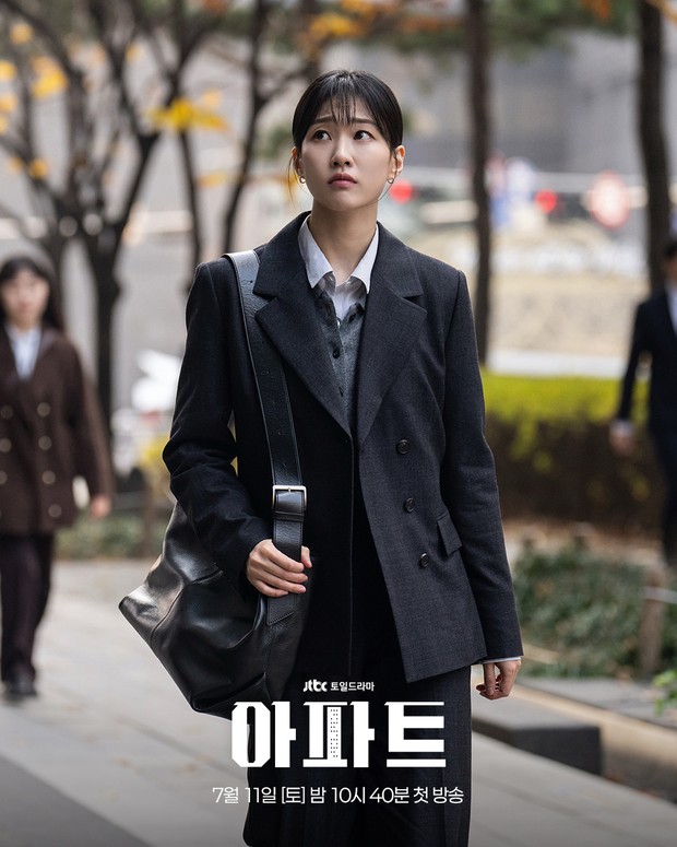Potret Ha Yoon Kyung dalam drama 'The Apartment Job'/ Foto: instagram.com/jtbcdrama Ha Yoon Kyung memerankan Kang Ha Ri dalam drama 'The Apartment Job'. Perannya merupakan seorang fresh graduate yang berjuang mewujudkan mimpi menjadi pengacara.
