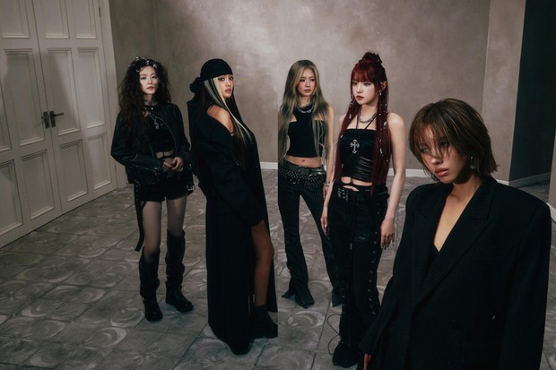Komposisi lagu Crow dari i-dle menggabungkan dentuman kuat musik band elektrik dan lirik percaya diri menjadi yang terbaik.