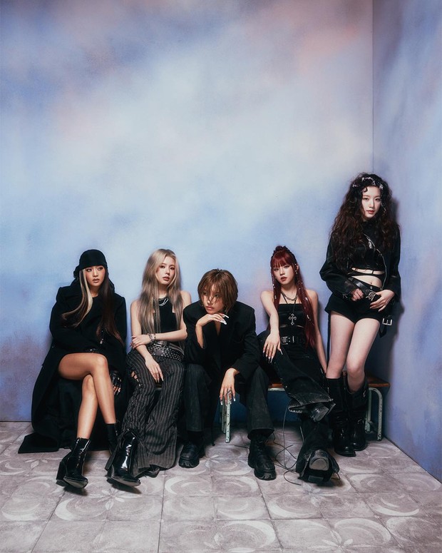 Potret i-dle dalam foto konsep single pra-rilis 'Crow'.
