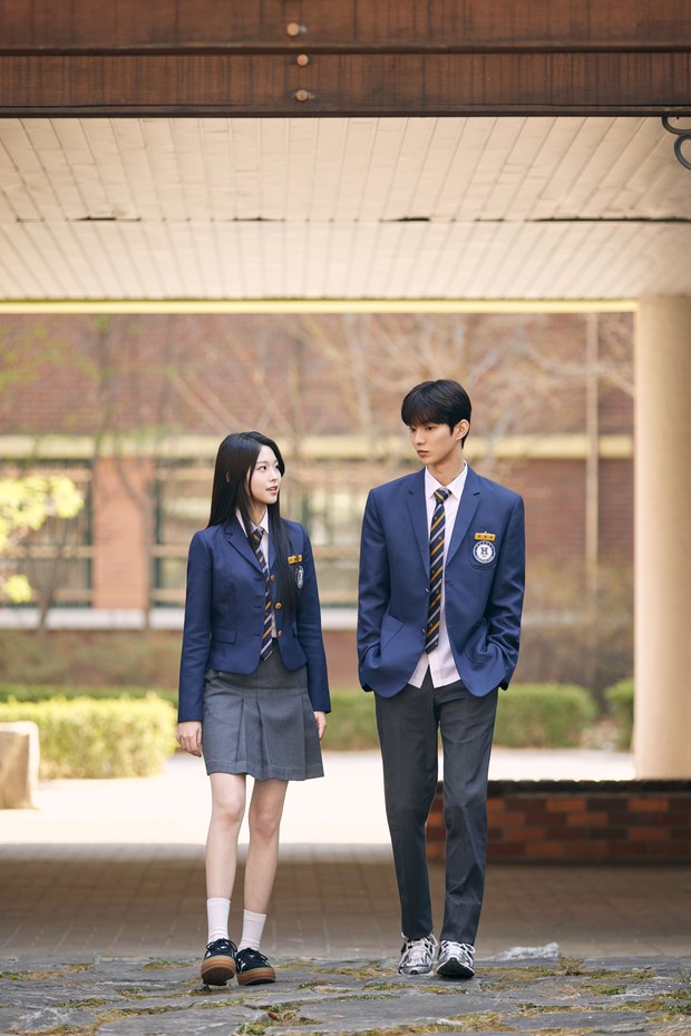 Potret Q THE BOYZ dan Hwang Jin Ah dalam drama 'My Debut, My Idol'.