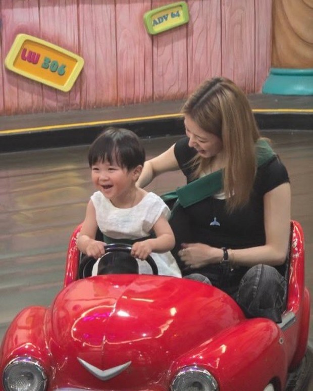 Roh Jeong Eui mengajak Park Yu Ho bermain bumper car di taman hiburan.
