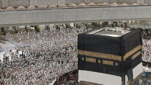 Kabah Bersolek dengan Kiswah Baru