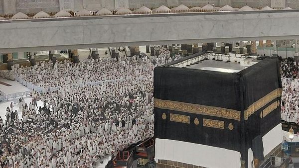 Kabah Bersolek dengan Kiswah Baru