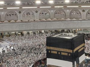 Kabah Bersolek dengan Kiswah Baru