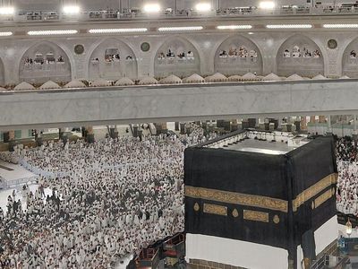 Kabah Bersolek dengan Kiswah Baru
