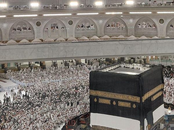 Kabah Bersolek dengan Kiswah Baru