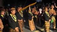 Viral Pria Berkebaya Saat Kirab 1 Suro di Mangkunegaran, Ini Ketentuan Pakaian Peserta