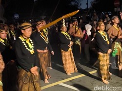 Viral Pria Berkebaya Saat Kirab 1 Suro di Mangkunegaran, Ini Ketentuan Pakaian Peserta