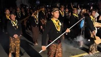 Heboh Pria Berkebaya Ikut Kirab Malam 1 Suro di Puro Mangkunegaran, Warganet Geram