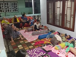 Warga Palu Terpaksa Tidur di Luar Rumah karena Khawatir Gempa Susulan