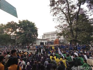 Aksi Mahasiswa di DPRD Jabar Berakhir Damai dan Tertib