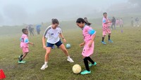 Anak Perempuan di TTS Dilatih Sepakbola oleh Klub Jerman Hamburger SV