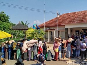 Ribuan Warga Lebakmekar Rela Antre di Bawah Terik Matahari demi Bantuan