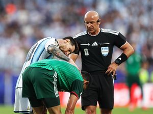 Netizen Geram Lihat Messi Lolos Kartu Merah: Dia Dilindungi FIFA!