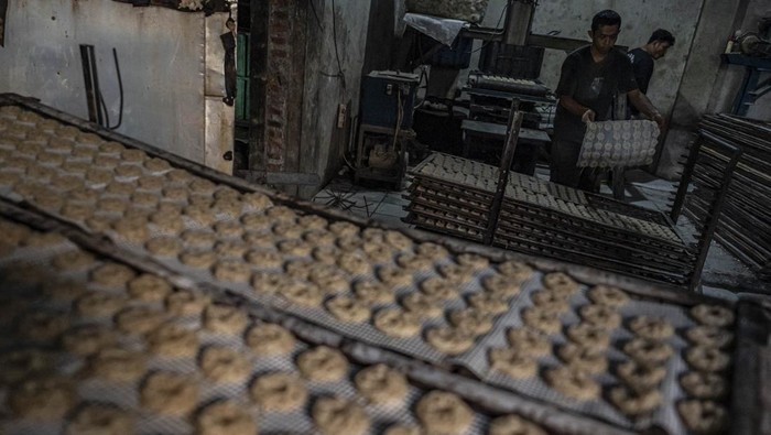 Dari Kerupuk hingga Industri Rumahan, KUR Perkuat Napas UMKM Indonesia Pekerja menjemur kerupuk di industri rumahan kerupuk Fajar di Lamper Tengah, Semarang, Jawa Tengah, Rabu (17/6/2026). Kementerian Keuangan (Kemenkeu) mencatat realisasi penyaluran Kredit Usaha Rakyat (KUR) hingga 8 Juni mencapai Rp124,7 triliun alias 44,7 persen dari sasaran penyaluran tahun ini sebesar Rp279 triliun dan telah menjangkau 1,98 juta debitur nan mencerminkan berlanjutnya upaya pemerintah dalam memperkuat akses pembiayaan bagi pelaku upaya mikro, kecil, dan menengah (UMKM) guna mendorong pertumbuhan ekonomi nasional. ANTARA FOTO/Aprillio Akbar