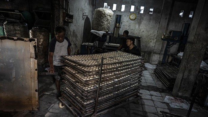 Dari Kerupuk hingga Industri Rumahan, KUR Perkuat Napas UMKM Indonesia Pekerja menjemur kerupuk di industri rumahan kerupuk Fajar di Lamper Tengah, Semarang, Jawa Tengah, Rabu (17/6/2026). Kementerian Keuangan (Kemenkeu) mencatat realisasi penyaluran Kredit Usaha Rakyat (KUR) hingga 8 Juni mencapai Rp124,7 triliun alias 44,7 persen dari sasaran penyaluran tahun ini sebesar Rp279 triliun dan telah menjangkau 1,98 juta debitur nan mencerminkan berlanjutnya upaya pemerintah dalam memperkuat akses pembiayaan bagi pelaku upaya mikro, kecil, dan menengah (UMKM) guna mendorong pertumbuhan ekonomi nasional. ANTARA FOTO/Aprillio Akbar